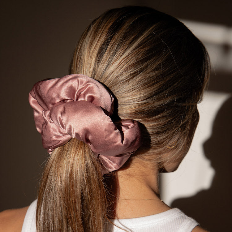 lifestyle photo of girl wearing the drowsy sleep co Damask rose colour pillow scrunchie